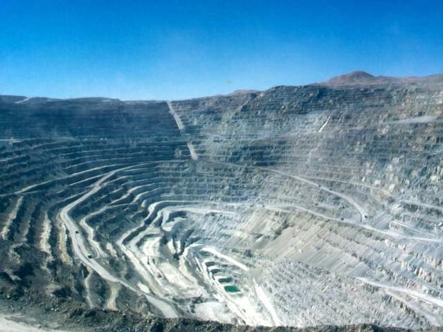 No sancionan el marco regulatorio en Chubut, para la minería y petroleo.