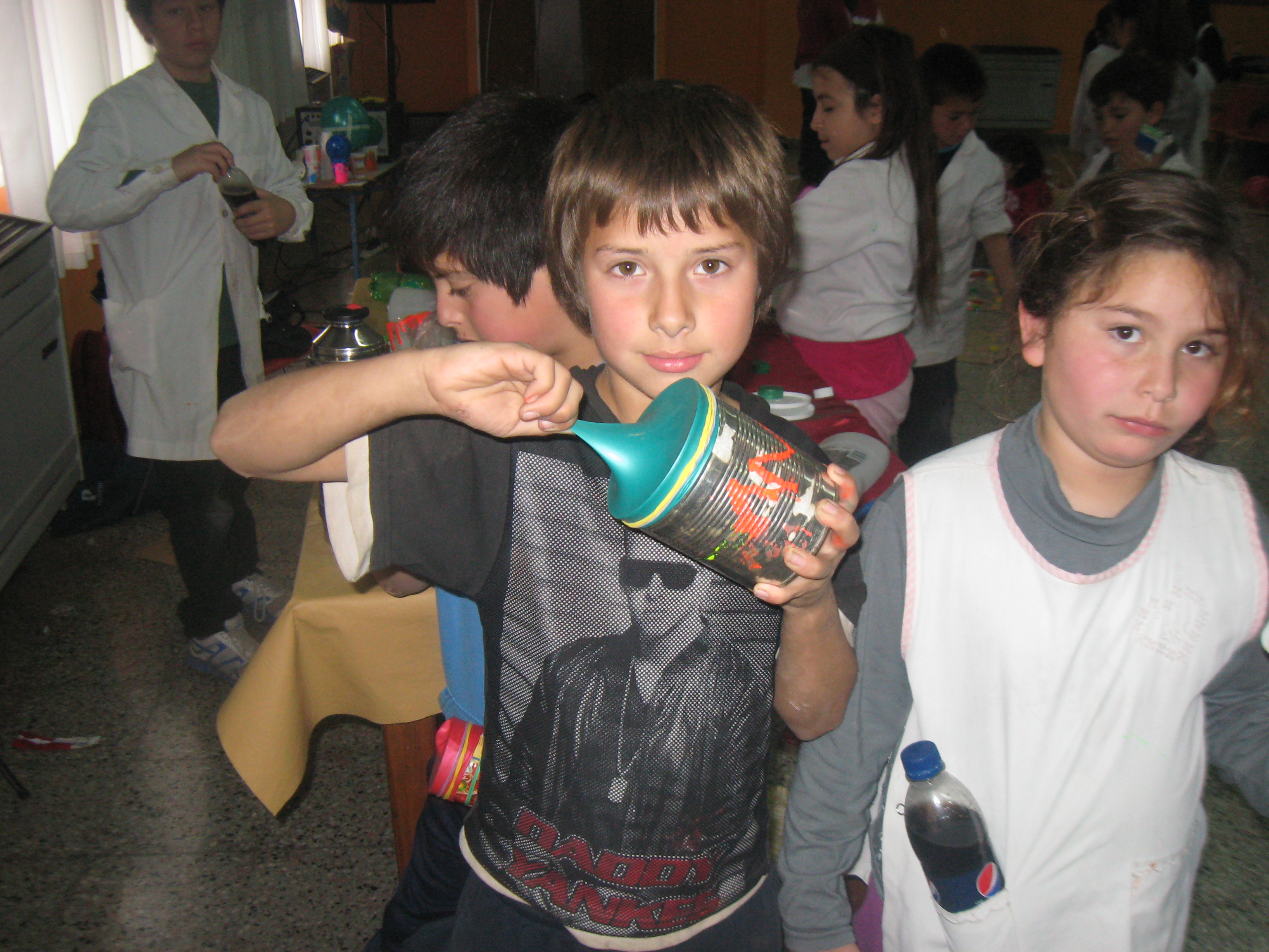 Taller de cotidiafonos con basura en Gral Lamadrid