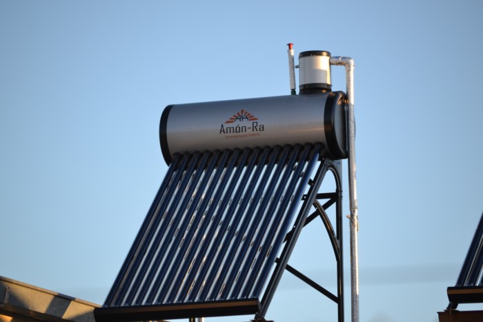 Instalan calefones solares en todas las viviendas de Tres Picos