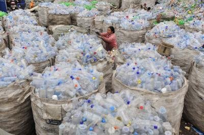 Botella plástica se transforma en techo