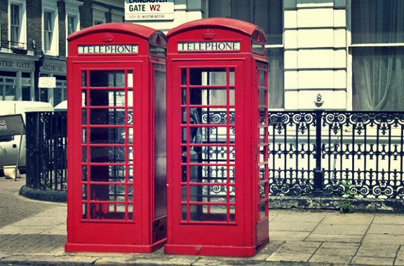 Convierten cabinas de Londres en puestos de energía solar