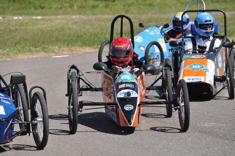 Carrera de autos ecológicos diseñados por estudiantes de escuelas técnicas
