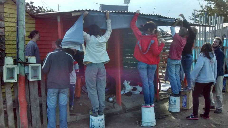 Reciclan lonas para proveer agua