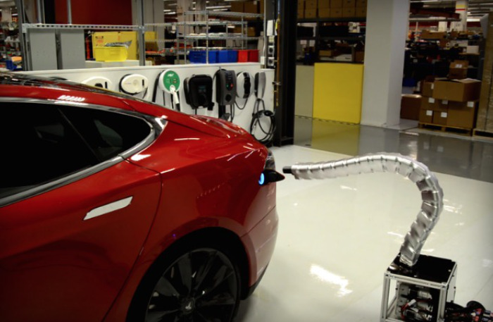 Tesla: cargador serpiente de metal que se enchufa solo