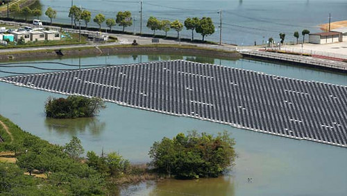 Planta solar construida sobre el agua