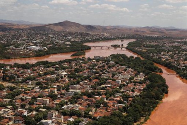 Mayor catástrofe ambiental en Brasil: tsunami de barro tóxico,llega al océano