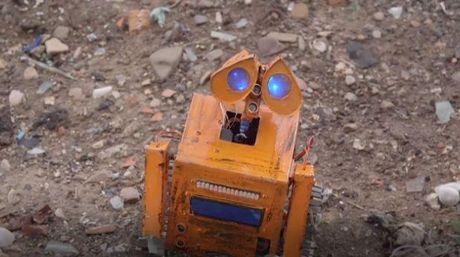 Wall-E boliviano, hecho completamente de basura