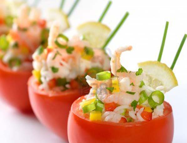 Comidas frescas: tomates rellenos de verduras