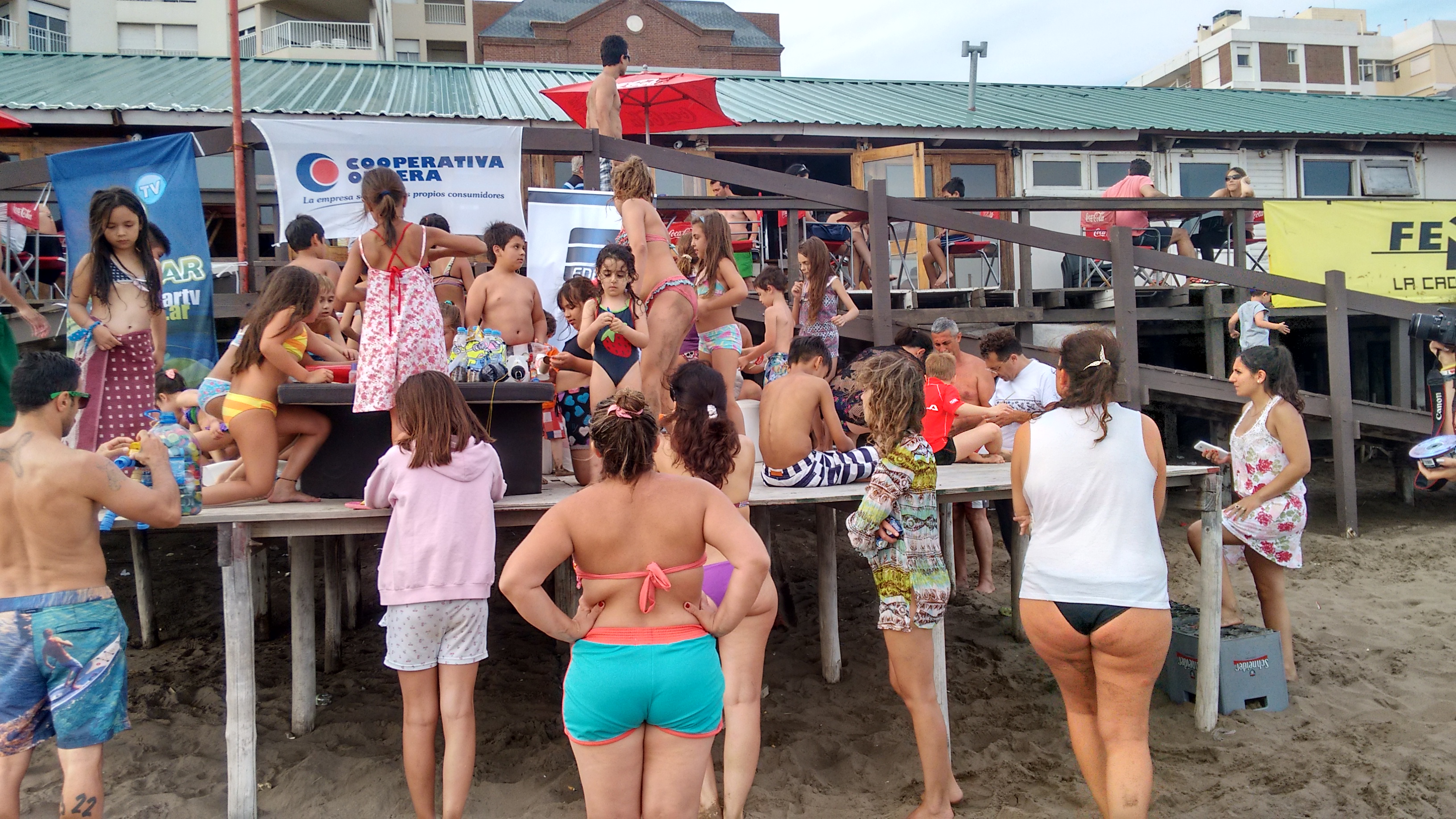 Taller de juguetes eco en la playa