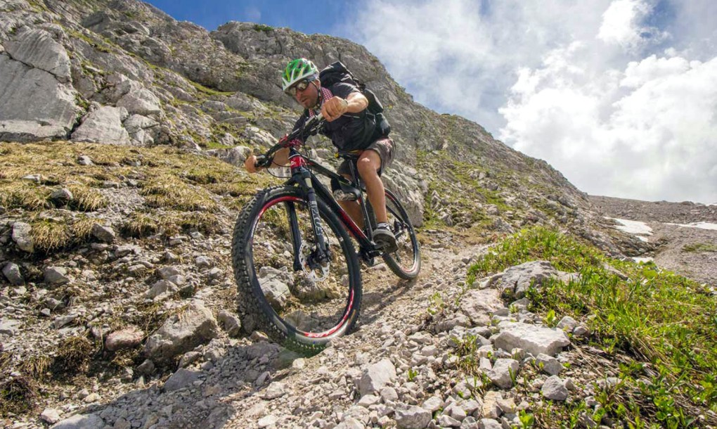Botella de agua de auto – llenado mientras andas en bici