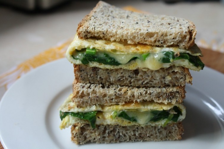 Sándwich de omelette con espinacas y tomates secos