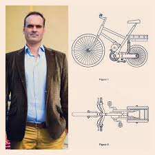 Bicicleta de tres ruedas con acumulador eléctrico y sensor de movimiento