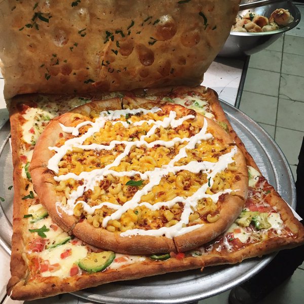 Una caja de pizza hecha enteramente de la pizza