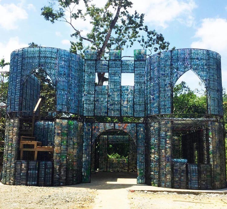 Panamá: Villa de Botellas Plásticas