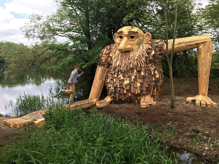 Gigantes de madera reciclada se esconden en los bosques del mundo
