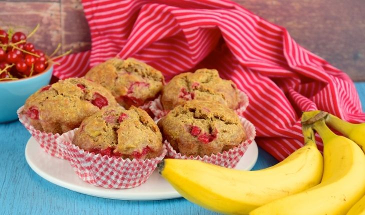 Muffins integrales de banana y frutos rojos