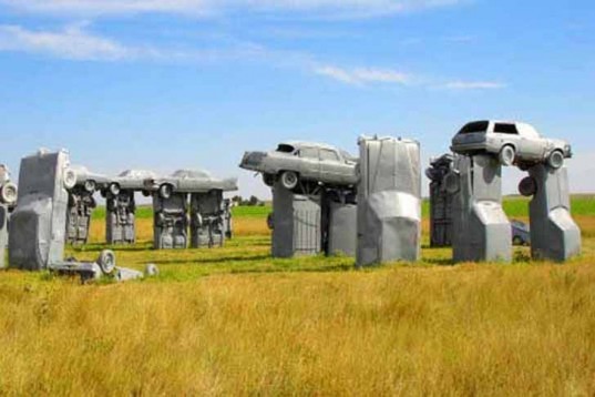 Increíbles esculturas hechas con autos reciclados