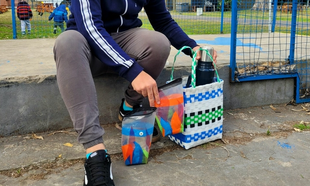 Crearon una tela a base de plástico reciclado y fabrican productos eco