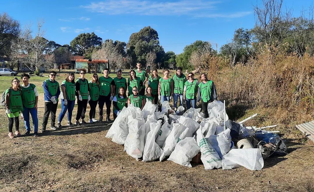 Voluntarios limpiaron un parque de Bahía Blanca para generar conciencia ambiental