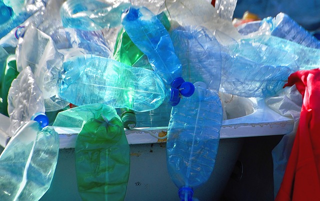 Enzima diseñada por IA devora la basura del plástico en horas