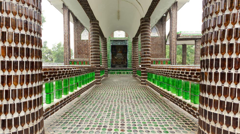 Construyen con 1 millón de botellas un templo budista